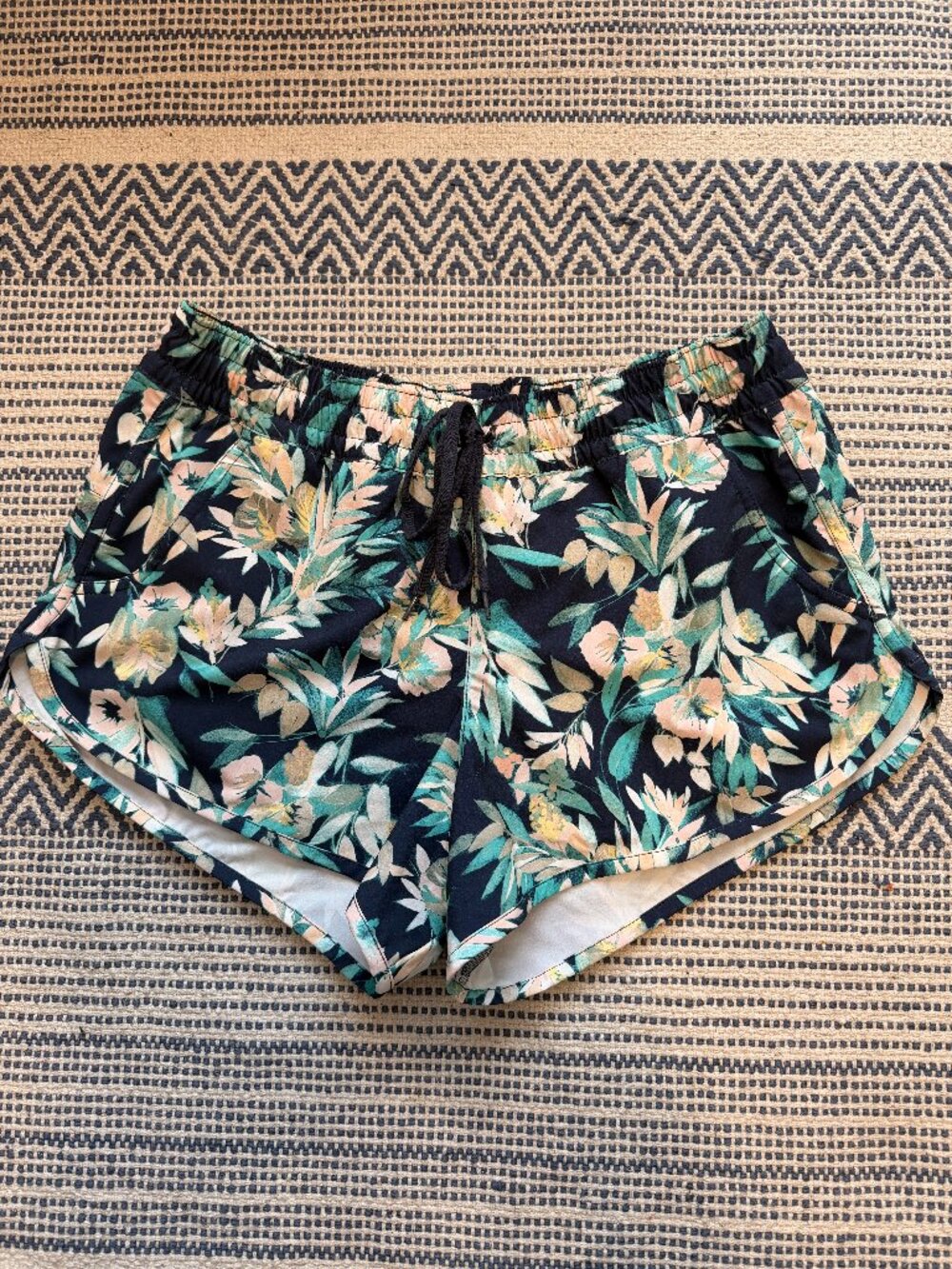 Columbia Floral Women's Shorts, size M - Picture 1 of 6